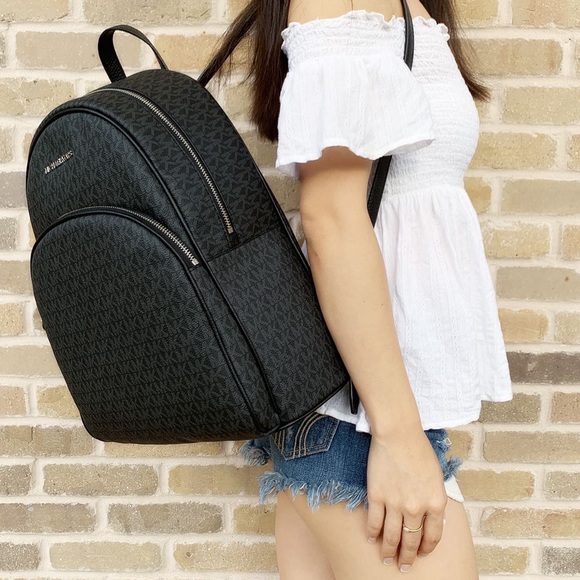 👜💕- Michael Kors Large Backpack ‼️SALE‼️‼️ - Picture 2 of 7